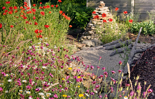 Sandarium und Steinhaufen in einem naturnahem Garten
