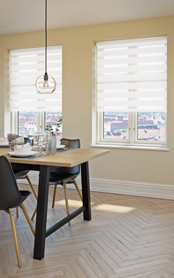 Doppelrollos im Esszimmer