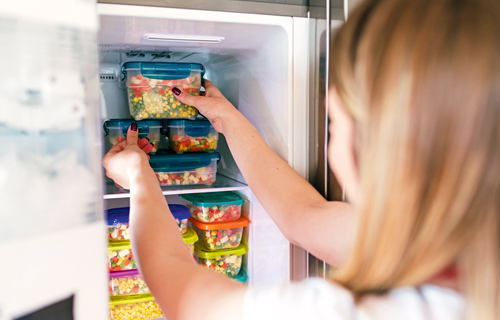 Frau am Tiefkühlfach