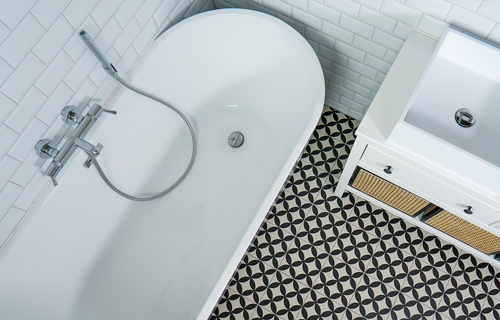 Metrofliesen an der Badezimmerwand