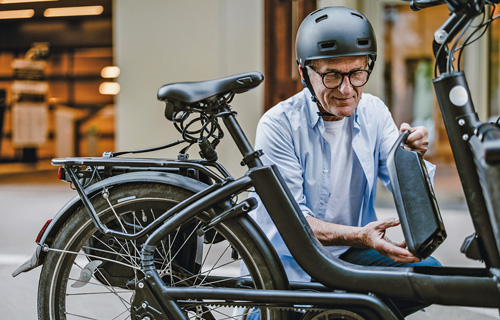Akku aus Halterung entnehmen