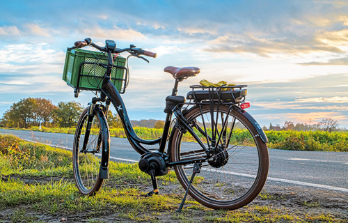 City-E-Bike steht am Straßenrand