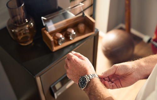 Armbanduhr abnehmen zur sicheren Verwahrung