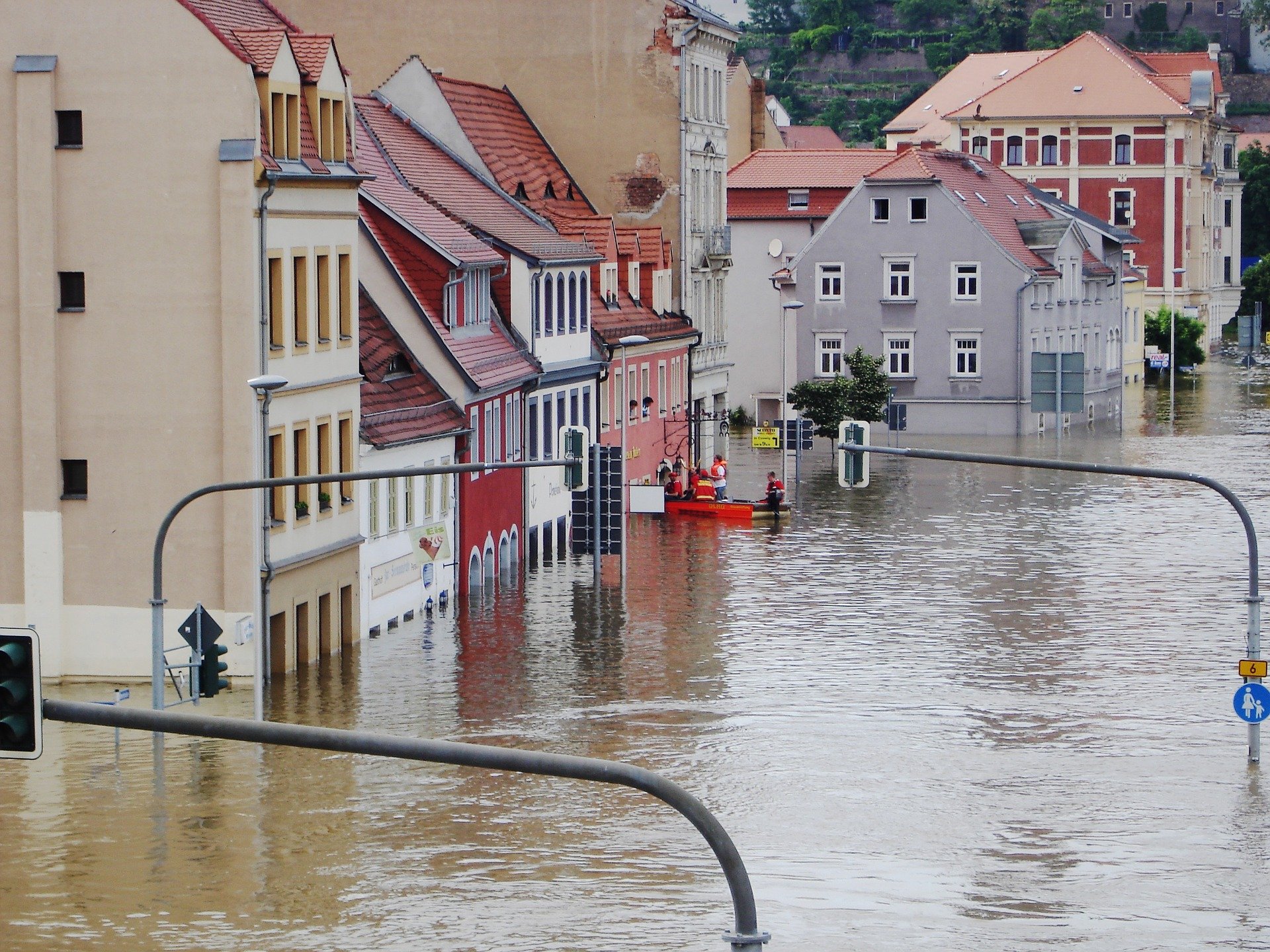 Sofort-Maßnahmen bei Hochwasser Sofort-Maßnahmen bei Hochwasser